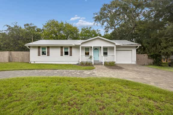 Coastal Breeze Cottage - Image 1